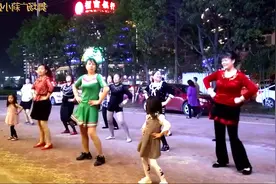 3个小女孩是谁家的穿公主裙前排跳广场舞引围观后面又来一小女孩视频封面