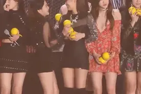 BLACKPINK拿着礼物上场，感觉和旁边女团很熟，有认识的吗？视频封面