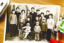 偷着开车接兄弟只为早点见父母 抢着给爹娘磕头图片