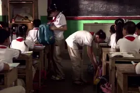 一个同学的钢笔丢了，他就可以搜全班同学的书包吗视频封面
