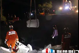 荆门一半挂车“飞越断桥”酿惨祸 消防官兵紧急救援图片