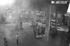 加油站内吉普车突然加速 女加油员右脚被撞碎图片