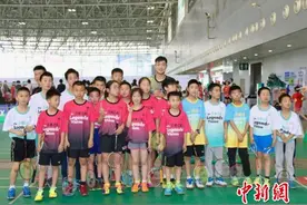 羽毛球世界冠军王睁茗来渝助阵比赛 坦言今后考虑当教练图片