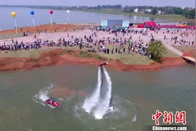 “五一”南昌军山湖开湖游 水上表演精彩纷呈图片