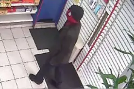 美国一男子扮成“蜘蛛侠”进店打劫 被店员吓跑图片
