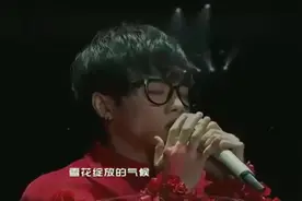 华晨宇快乐男声总决赛演唱《红豆》，全场欢呼声连连