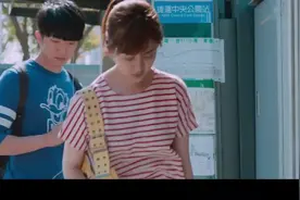 男子让女孩给孕妇让座，下车后才发现，女孩是个残疾人视频封面