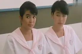 女同学拿蛋糕扔老师，老师问责之际，男同学挺身而出视频封面