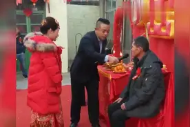 司仪问新郎娶媳妇高兴吗？高兴的话给大家笑两声，新郎的笑声真逗视频封面