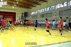 为什么女排运动员比赛时, 一定要穿紧身裤?视频封面