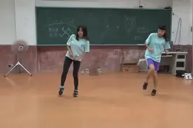 两个女学生教室跳《Seve》鬼步舞歩，我想说跳得很不错！视频封面