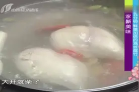 自己煮的鸡肉总是发柴？大厨：低温慢煮，肉质才不会变柴视频封面