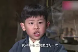 游击队为了把枪带上火车头疼不已，结果小孩灵机一动轻松解决