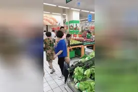 年轻夫妻俩共用一双腿三只手，看到他们你还有什么理由不再努力视频封面