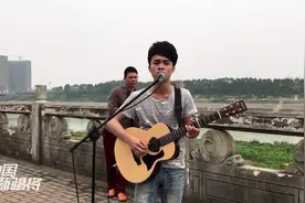 南宁邕江边，男生卖唱好听，大叔听了很久都不舍得离开视频封面