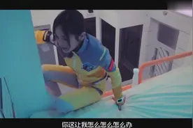 吴宣仪克服恐高上床爬床崩溃碎碎念，搞怪自挂楼梯！视频封面