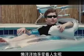 儿童游泳池里出现了鲨鱼，小姑娘被追着跑，这到底是谁养的呀视频封面
