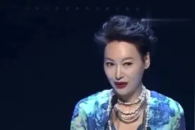 她12岁当舞女，拿过三次影后，被任达华打成重伤，现在依旧单身