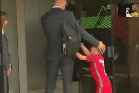 经典回顾：小球迷偷溜进去找C罗要签名！拿到签名高兴地给大家看视频封面