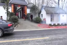 婚车还没到家，新娘就下车走路回家了，新郎家别墅好漂亮视频封面