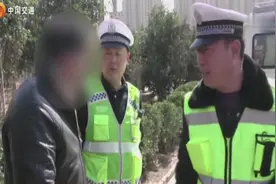 男子无证驾驶报废三轮，支支吾吾想一走了之，交警哭笑不得！视频封面