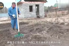 印度小哥发明霸气小型翻土机，一天翻土8亩地，200块造一台视频封面