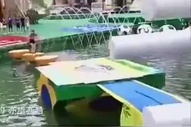 超萌美少女闯关太可爱了，主持人解说吓到姑娘不幸落水视频封面