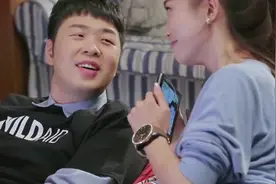 男友在玩游戏，于莎莎在旁边这样做，嗓子都喊哑了
