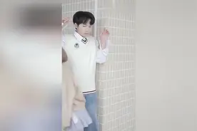女主占完男神的便宜就开溜，不慎撞到了校草怀里，这下子精彩了视频封面