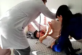 医生给儿子打针，孩子的表情是这样，看着好可怜！视频封面