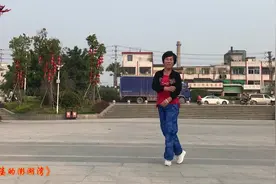 农村大妈爱跳鬼步舞，网红11步《外婆的澎湖湾》，棒棒哒加油！视频封面