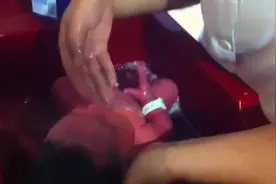 新生儿宝宝洗澡时大哭原来是要尿尿，这不尿完了就老实了视频封面