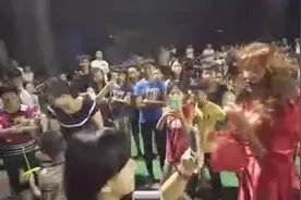 大潮汕草根艺人-张样与乌青兄同台献艺恢谐活泼，现场笑不停视频封面
