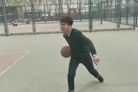 这可能是全网模仿蔡徐坤打篮球最像的视频，哈哈哈！视频封面
