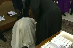 梵提冈教皇弗朗西斯为南苏丹和平跪吻南苏丹政府和反政府代表脚视频封面