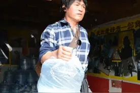 送水工玩转十八般兵器 好身板轻松拎水桶爬楼图片