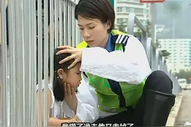 小女孩的头被栏杆夹住，她出手救助，原来冰袋竟有如此妙用视频封面