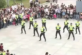 实拍: 交警大街上玩快闪, 穿制服的交警就是帅, 围观群众都被带动视频封面