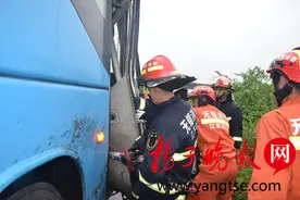雨天货车刹车后百米漂移 蹭撞客车致18人被困图片