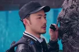 男子去中药店说要抓药，却偷拍总监工作的照片，这人有猫腻视频封面
