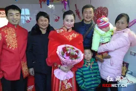 医生的婚礼：脱了婚纱赶晚班图片