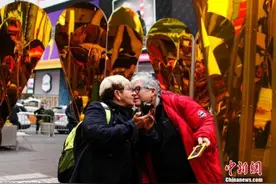 外国“单身狗”过情人节：游行抗议还是做暖男？图片