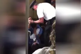 亚特兰大俩妇女机场上演摔跤式打架视频封面
