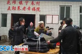 宜宾长宁县五保老人穿新衣过新年图片
