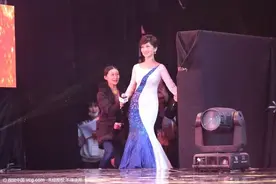赵雅芝着鱼尾裙候场获多人伺候 上下台排场大图片