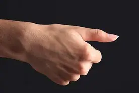 手指这部位看出你是否富贵命 拇指平短的人对于理财过于谨慎保守图片