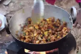 印度老奶奶用生的青香蕉配上调料翻炒，瞬间色香味俱全！视频封面
