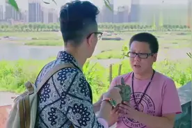 小伙路边买乌龟，买了两只刚要走，谁知还有更大的视频封面