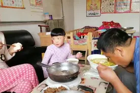 中午饭桌上娟子和老公俩人调侃吉祥的耳朵和发型，欢声笑语好幸福视频封面