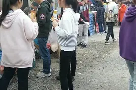 大学旁边小吃摊有多挣钱？看看下午放学时候生意有多火爆！视频封面